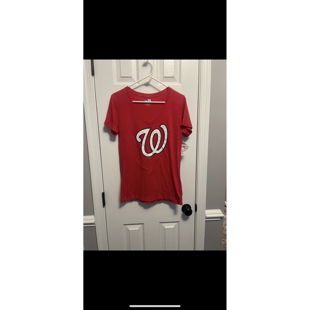 NWT Women's Washington Nationals V Neck T shirt with a Distressed W Med